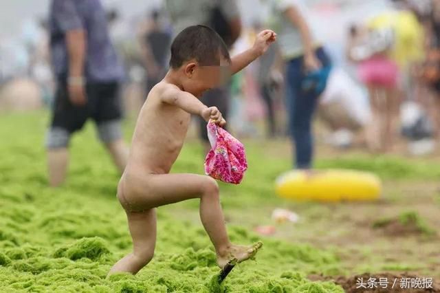 更衣室里她脱下衣服,尴尬的一幕发生了……为这事网友们都吵翻了!