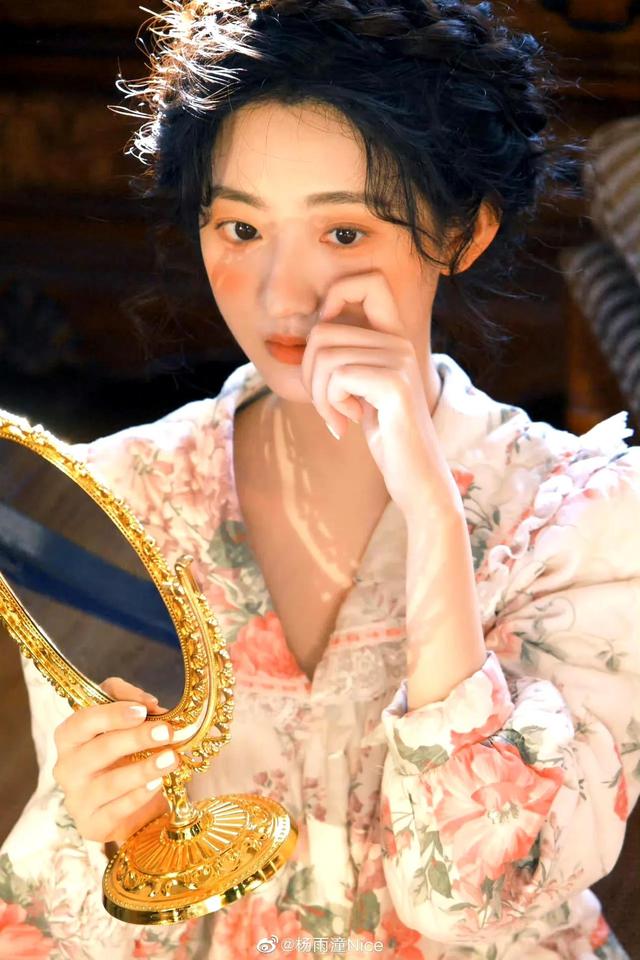 我去!95花美女真多,这位人间水蜜桃初恋脸又欲又纯