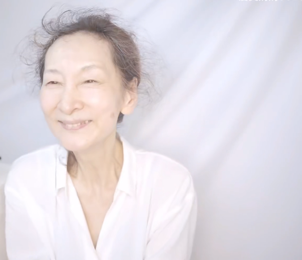 见过64岁的“少女”吗?这位奶奶做到了极致,时髦优雅一眼惊艳