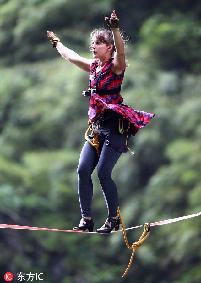 刺激!美女挑战高跟鞋走扁带 天门山绝技对决看呆众人