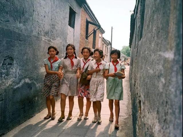 77年姐姐到我面馆打工,客人嫌她笨手笨脚,十年后她成了餐饮女王
