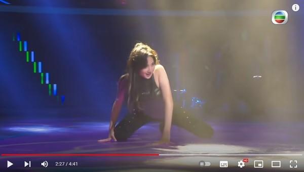 14岁长腿美少女翻唱郭富城《狂野之城》!影片飙216万超越天王爆红