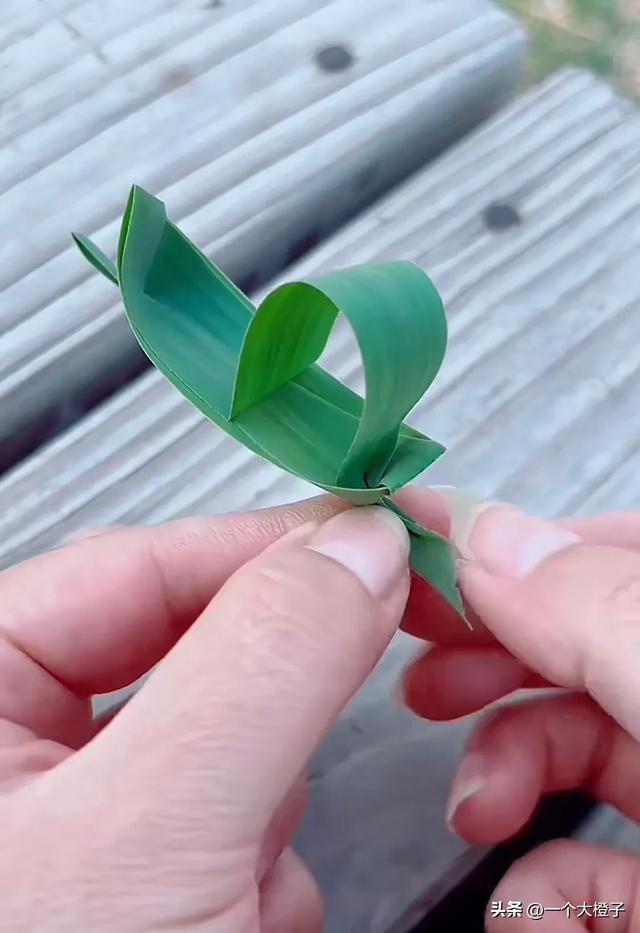 美女用芦苇叶折玩具,当她折好放水里之后,它竟然自己开走了!