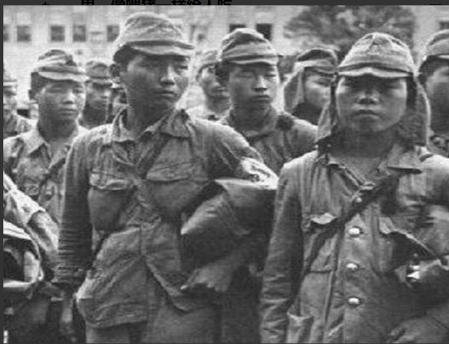 变态的纳粹德国,脱光犹太人女人衣服,集体屠杀!