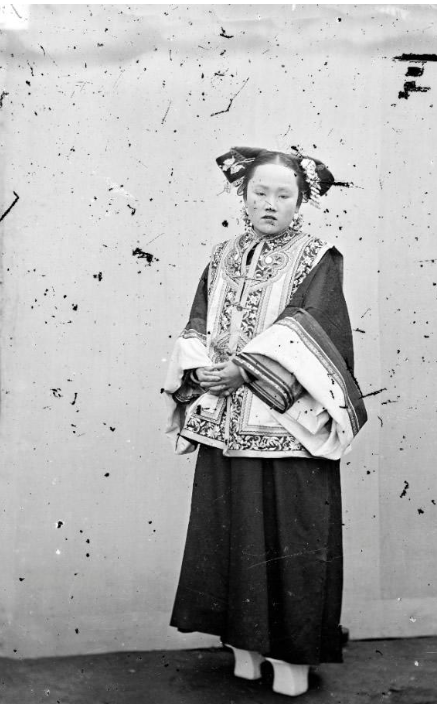 变态的纳粹德国,脱光犹太人女人衣服,集体屠杀!