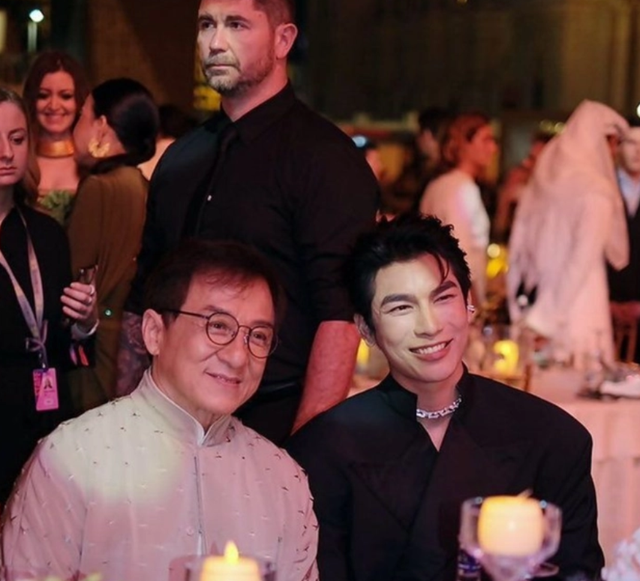 68岁成龙国外领奖人气高,与美女喝酒热聊笑开怀,女方身材太出众