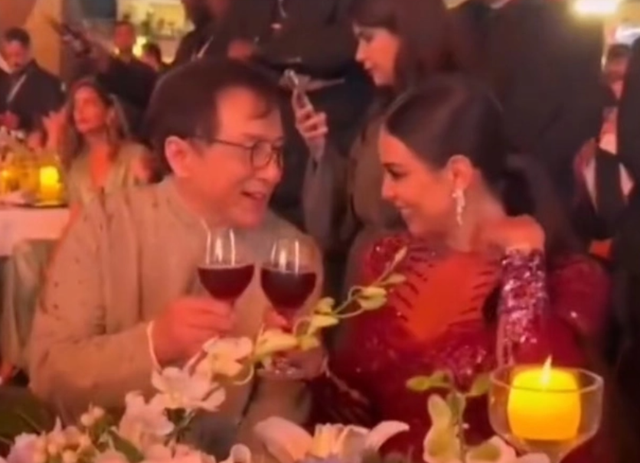 68岁成龙国外领奖人气高,与美女喝酒热聊笑开怀,女方身材太出众