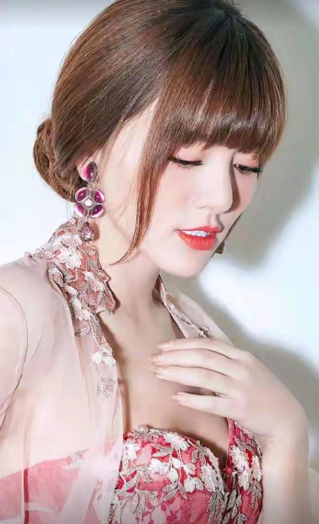 童颜巨乳,风情万种,歌声醉人,阿兰歌声质疑中更显非凡魅力!