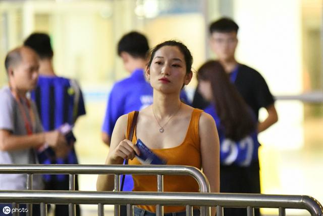 江苏苏宁易购VS广州恒大淘宝场外,美女宝贝扮“玉兔”靓丽养眼