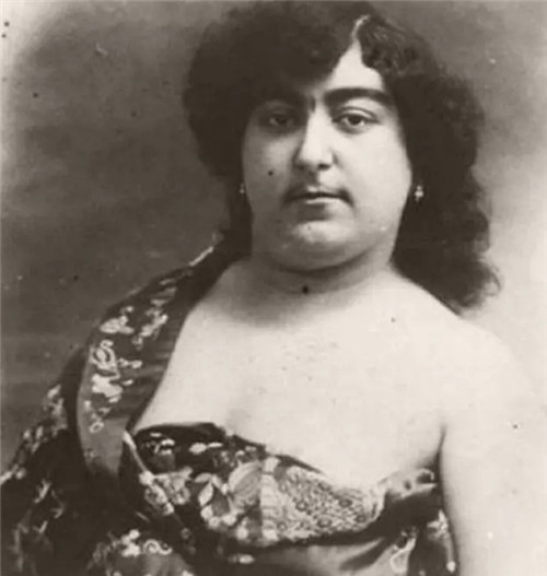 波斯第一美女:体毛浓厚,肌肉结实