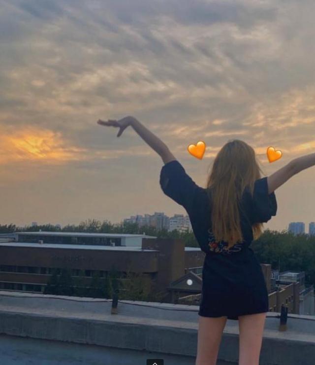 14岁李嫣秀逆天大长腿,超短裙长度引热议,身材和气质绝了