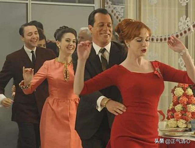 性感狂人:她天生丰乳肥臀令粉丝情难自禁,却又因此而饱受困扰!