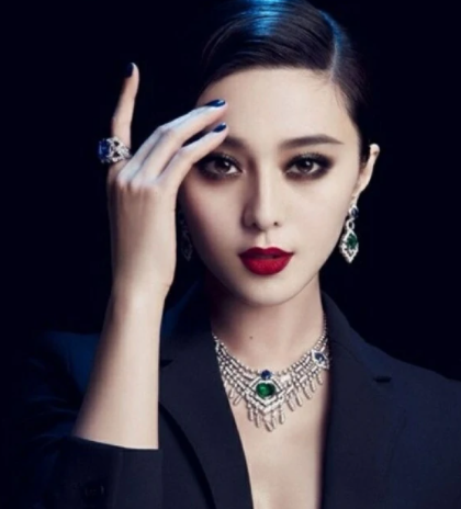 39岁范冰冰造型遭嘲,绿色丝袜配娃娃裙显土味,商演捞金环境差