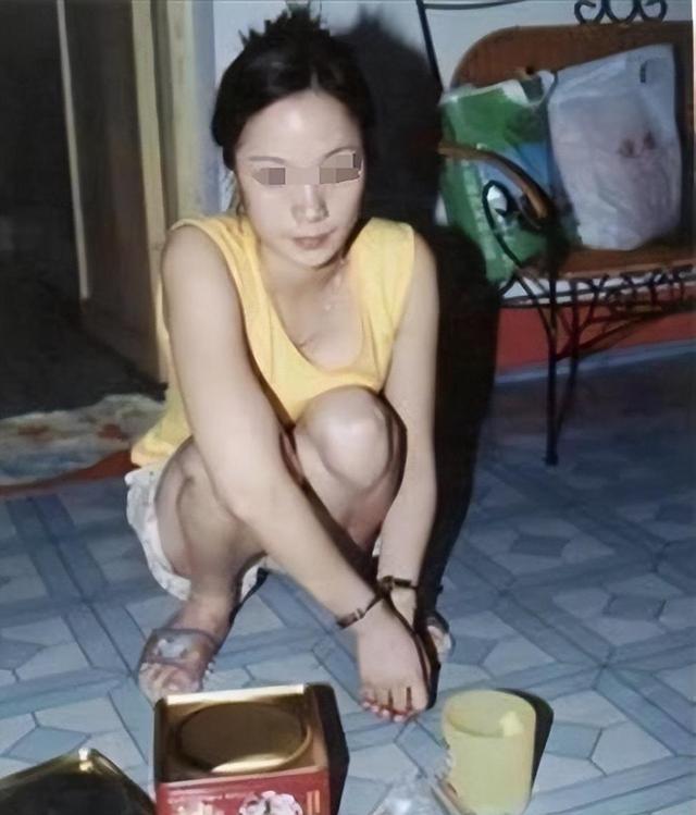 04年,福建美女被执行注射死刑,被按执行床前,她向狱警深深鞠躬