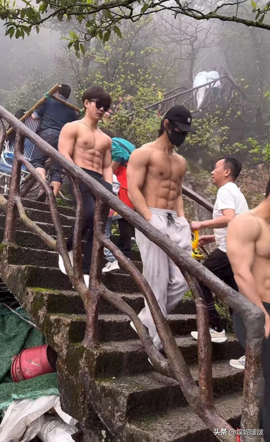 江西三清山肌肉帅哥抬轿,阿姨们笑得合不拢嘴,体育生就业新方向