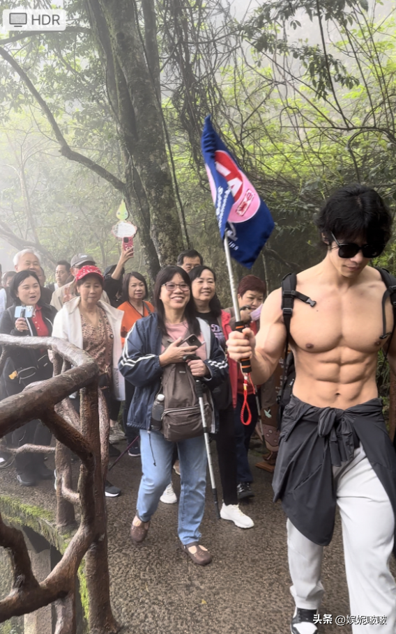 江西三清山肌肉帅哥抬轿,阿姨们笑得合不拢嘴,体育生就业新方向