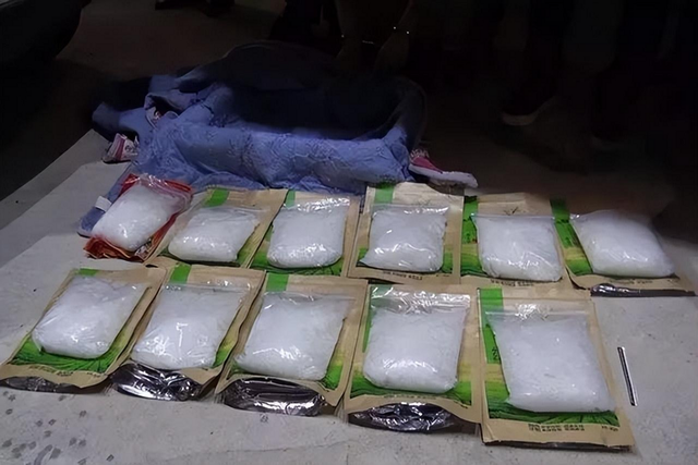 04年,福建美女被执行注射死刑,被按执行床前,她向狱警深深鞠躬