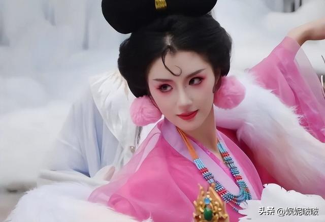 江西三清山肌肉帅哥抬轿,阿姨们笑得合不拢嘴,体育生就业新方向