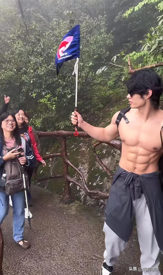 江西三清山肌肉帅哥抬轿,阿姨们笑得合不拢嘴,体育生就业新方向
