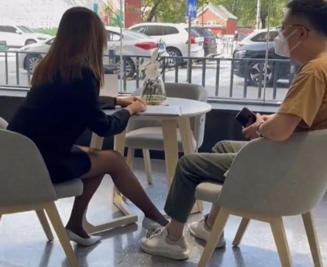 男子去买车，被美女销售的高跟鞋踩住脚，一动不动听人介绍半小时