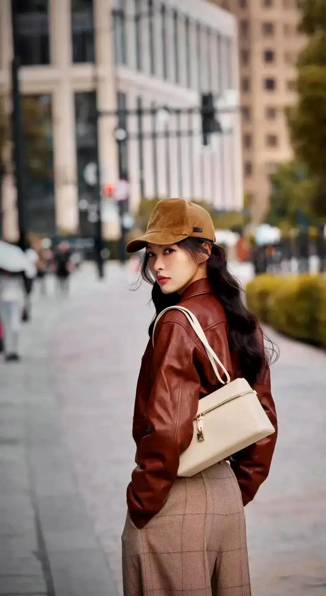 唐嫣,皮夹克格子裤,复古风好时尚