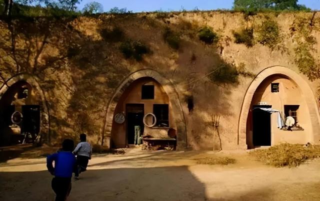 77年姐姐到我面馆打工,客人嫌她笨手笨脚,十年后她成了餐饮女王