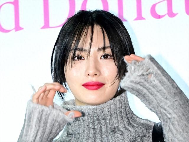 “世界美颜”第一位的娜娜,服装间露出的“胸部纹身”令人心跳