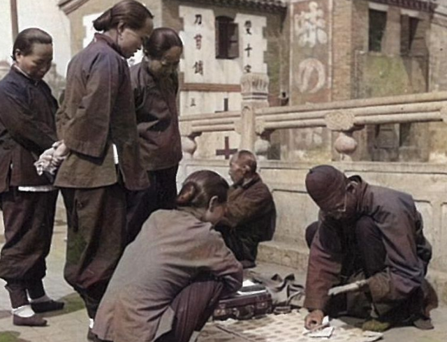 变态的纳粹德国,脱光犹太人女人衣服,集体屠杀!