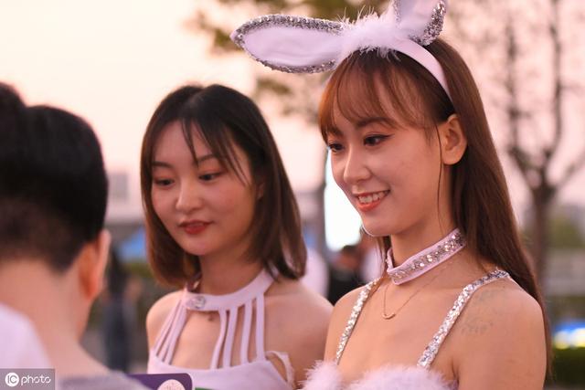 江苏苏宁易购VS广州恒大淘宝场外,美女宝贝扮“玉兔”靓丽养眼