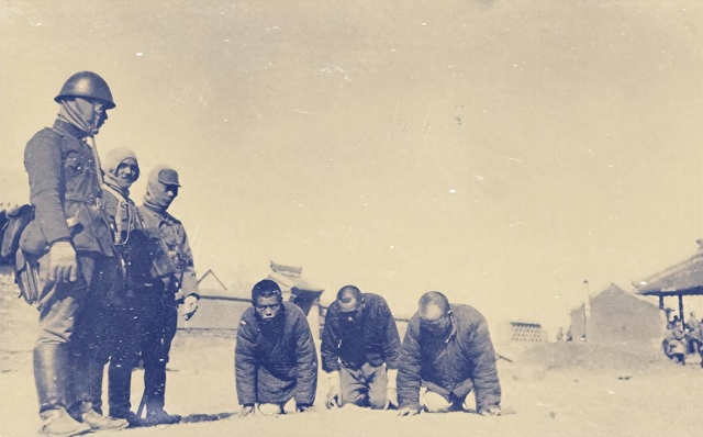 变态的纳粹德国,脱光犹太人女人衣服,集体屠杀!