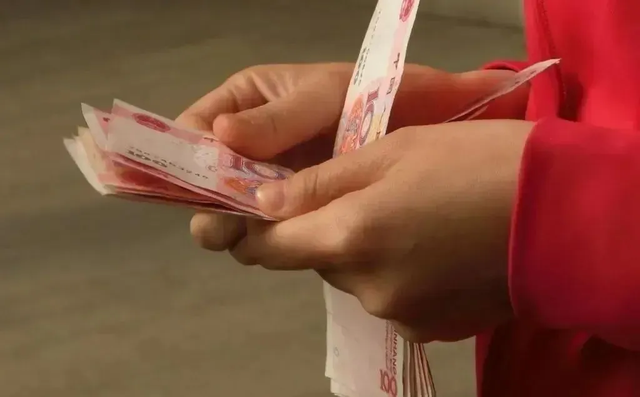 04年,福建美女被执行注射死刑,被按执行床前,她向狱警深深鞠躬