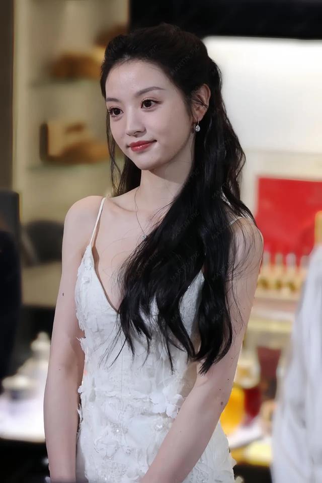 田曦薇“成都王府井”生图,仙女白裙又甜又嫩,满分身材真的惊艳