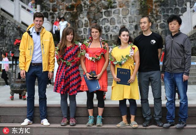 刺激!美女挑战高跟鞋走扁带 天门山绝技对决看呆众人