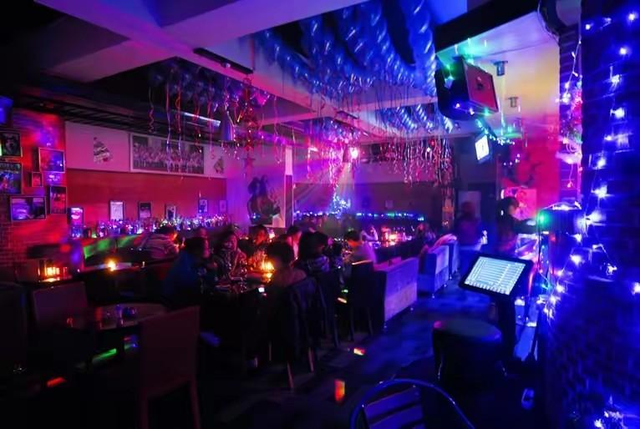 04年,福建美女被执行注射死刑,被按执行床前,她向狱警深深鞠躬