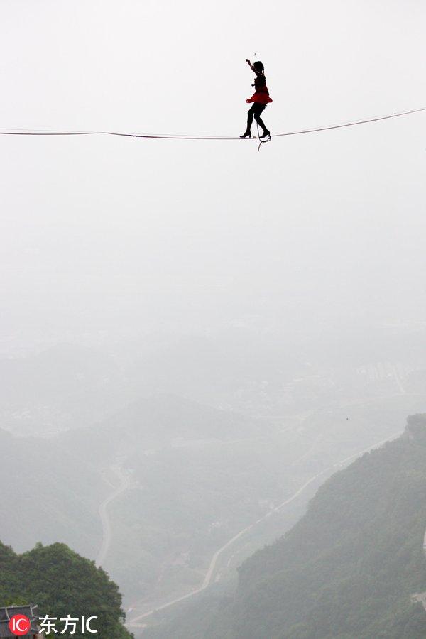 刺激!美女挑战高跟鞋走扁带 天门山绝技对决看呆众人