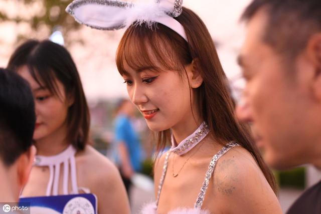 江苏苏宁易购VS广州恒大淘宝场外,美女宝贝扮“玉兔”靓丽养眼