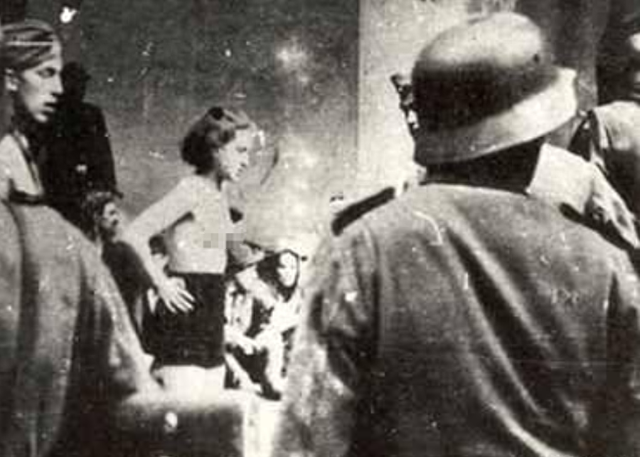 变态的纳粹德国,脱光犹太人女人衣服,集体屠杀!