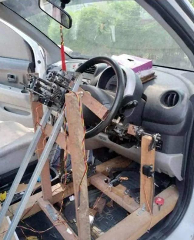 缅甸内比都发现一辆安装有炸弹,并改装为可远程遥控驾驶的车辆