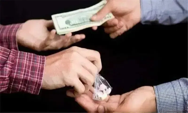 04年,福建美女被执行注射死刑,被按执行床前,她向狱警深深鞠躬