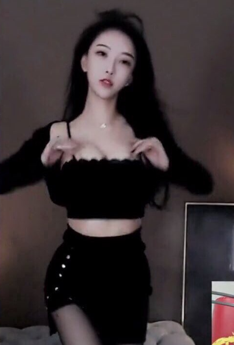 受不了!女主播低胸+黑丝装大跳开火车,动作太大还露出私密衣物