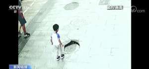 下雨对汽车有什么影响(意外坠井、车辆打滑、单手骑车雨天出行安全指南请收好)