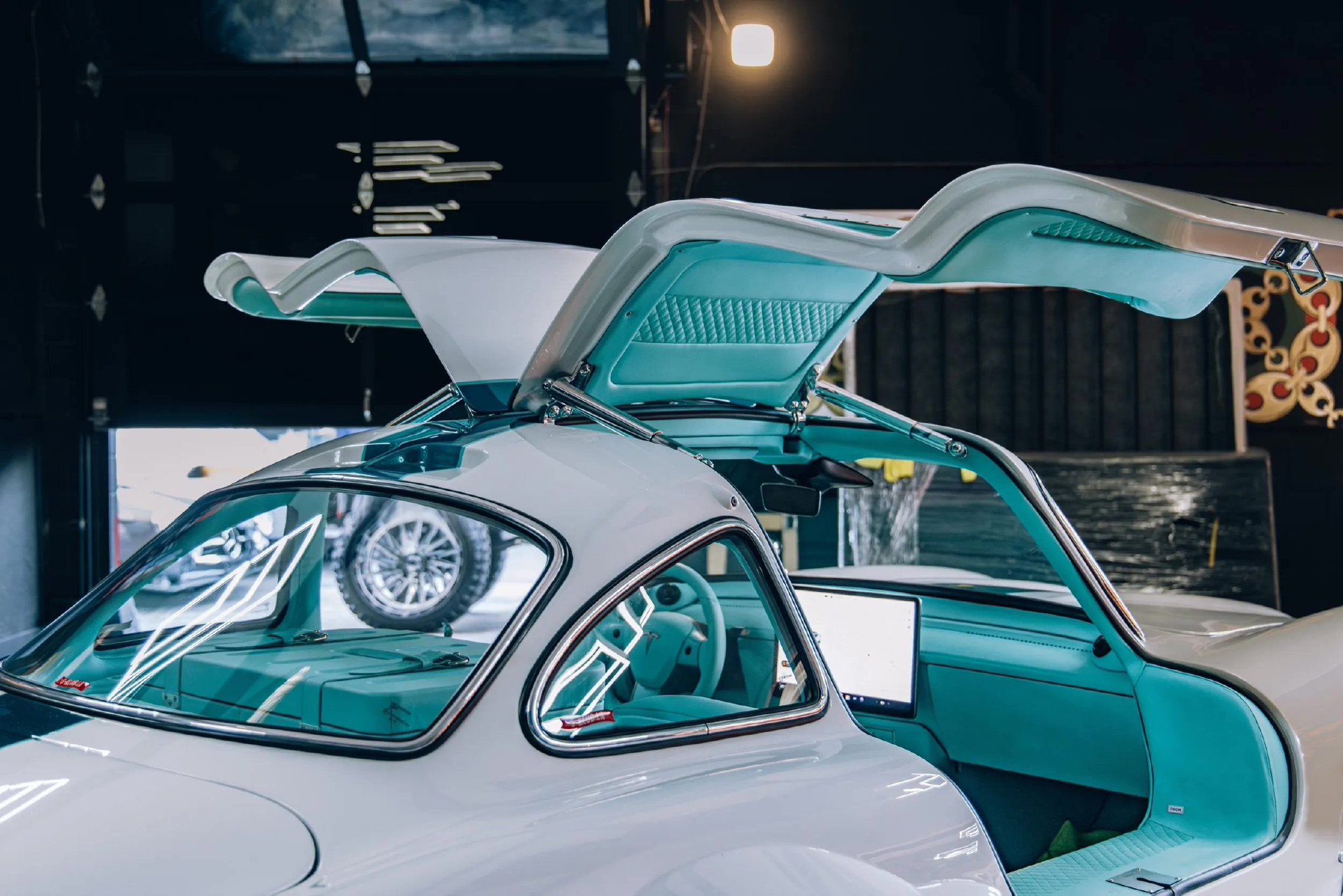 经典跑车重获新生?美国 S-Klub 公司将特斯拉 Model 3“爆改”成奔驰 300 SL