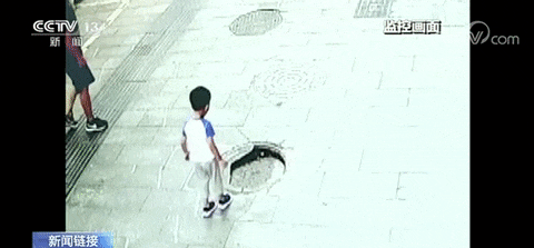 意外坠井、车辆打滑、单手骑车......雨天出行安全指南请收好!