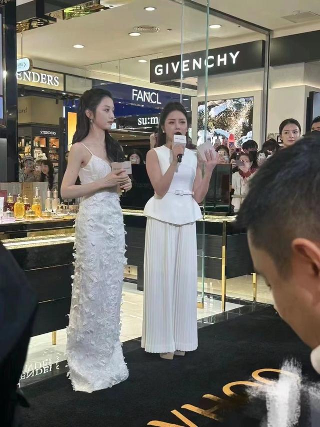 田曦薇“成都王府井”生图,仙女白裙又甜又嫩,满分身材真的惊艳