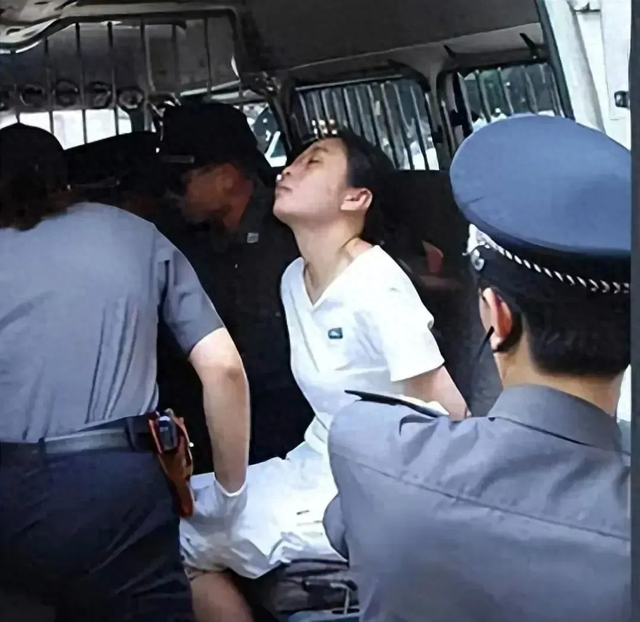 04年,福建美女被执行注射死刑,被按执行床前,她向狱警深深鞠躬