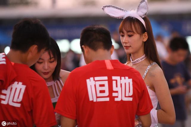 江苏苏宁易购VS广州恒大淘宝场外,美女宝贝扮“玉兔”靓丽养眼