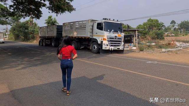 泰国美女开卡车搞货运,双挂卡车开着跟玩似的,不愧是老司机