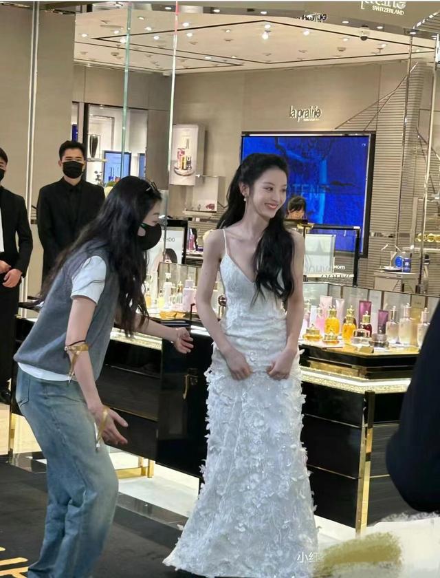 田曦薇“成都王府井”生图,仙女白裙又甜又嫩,满分身材真的惊艳