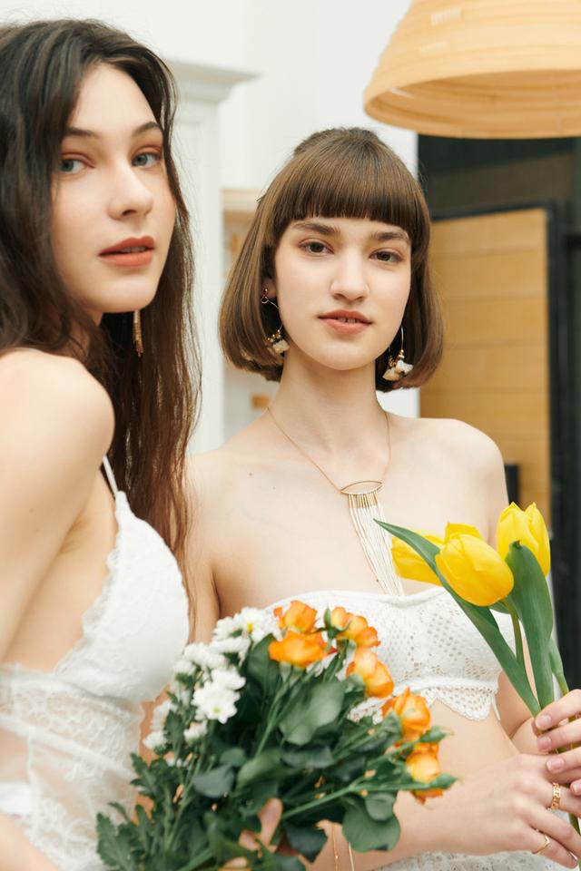 外国美女厨娘姐妹花,做饭的样子太撩人了