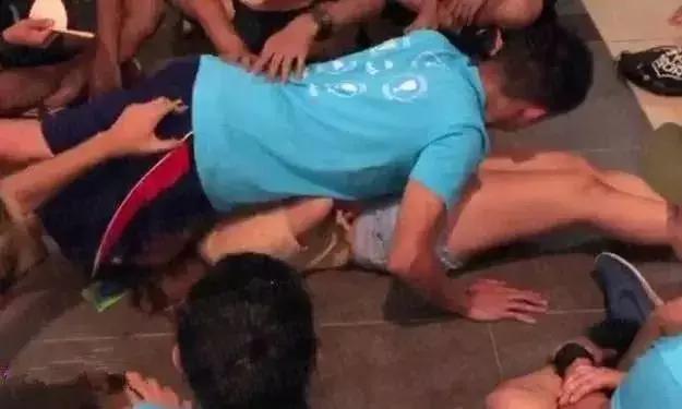 公然脱到全裸!NUS学生开学迎新玩过火